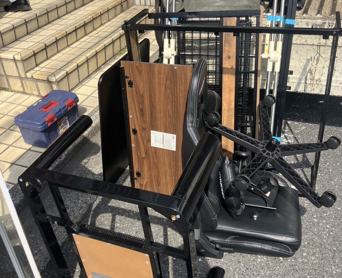 ゲーミングデスクとチェア一式をまとめて回収してもらいました